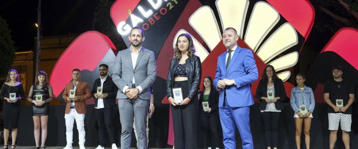 Teodoro Sosa y Julio Mateo con Salome Moreno ganadora de Voces de Galdar 2022