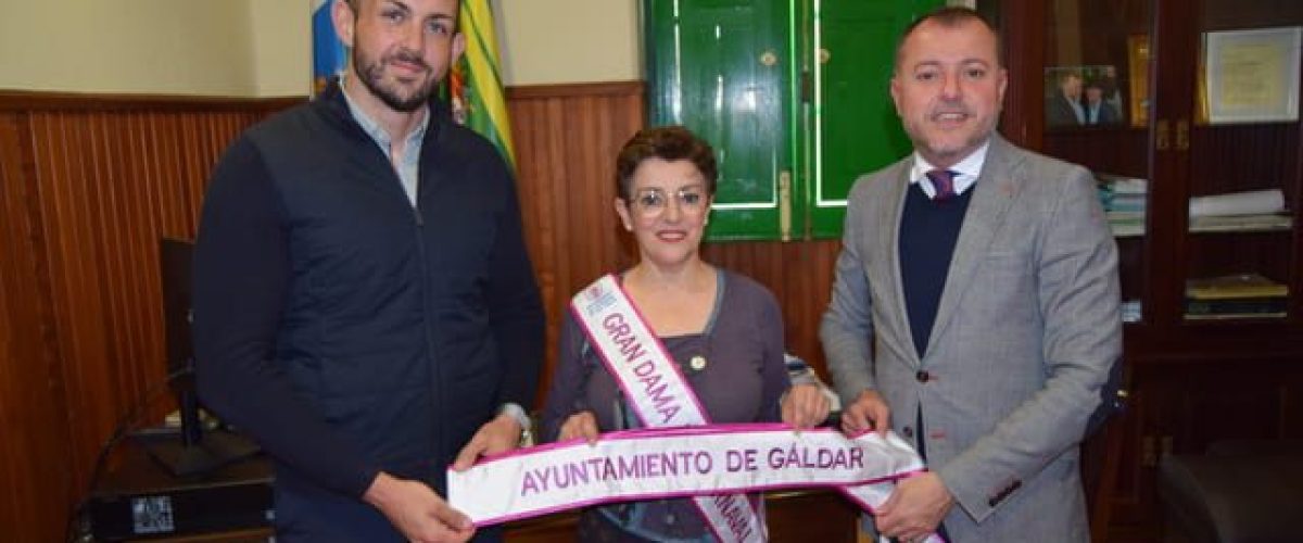 Teodoro Sosa y Julio Mateo posan junto a Manuela Nevado Gran Dama del Carnaval de Las Palmas de Gran Canaria