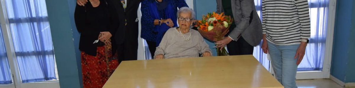 Teodoro Sosa y Lola Delgado, a la derecha, felicitan a Rosa Torrens, junto a sus familiares, por su cien cumpleaños (1)