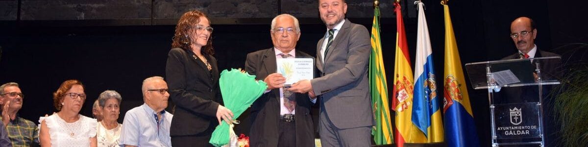 Teodoro Sosa y Nuria Vega entregan a Manuel García Martín el reconocimiento del Ayuntamiento y de la AV Barrial en 2018