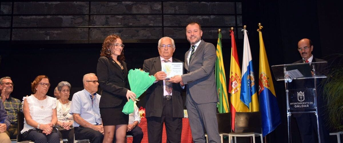 Teodoro Sosa y Nuria Vega entregan a Manuel García Martín el reconocimiento del Ayuntamiento y de la AV Barrial en 2018