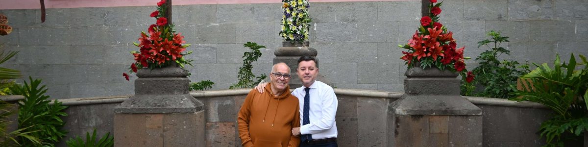 Teodoro Sosa y Paco Guzmán, vecino que decora la Cruz de la Plaza del Calvario