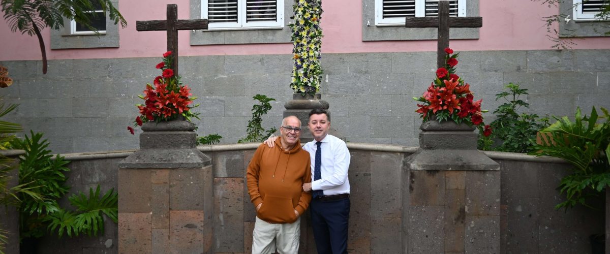 Teodoro Sosa y Paco Guzmán, vecino que decora la Cruz de la Plaza del Calvario