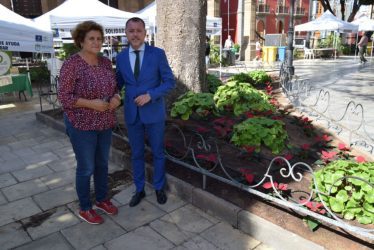 Teodoro Sosa y Pilar Mendoza, junto a nuevas flores de Pascua plantadas en la Plaza de Santiago