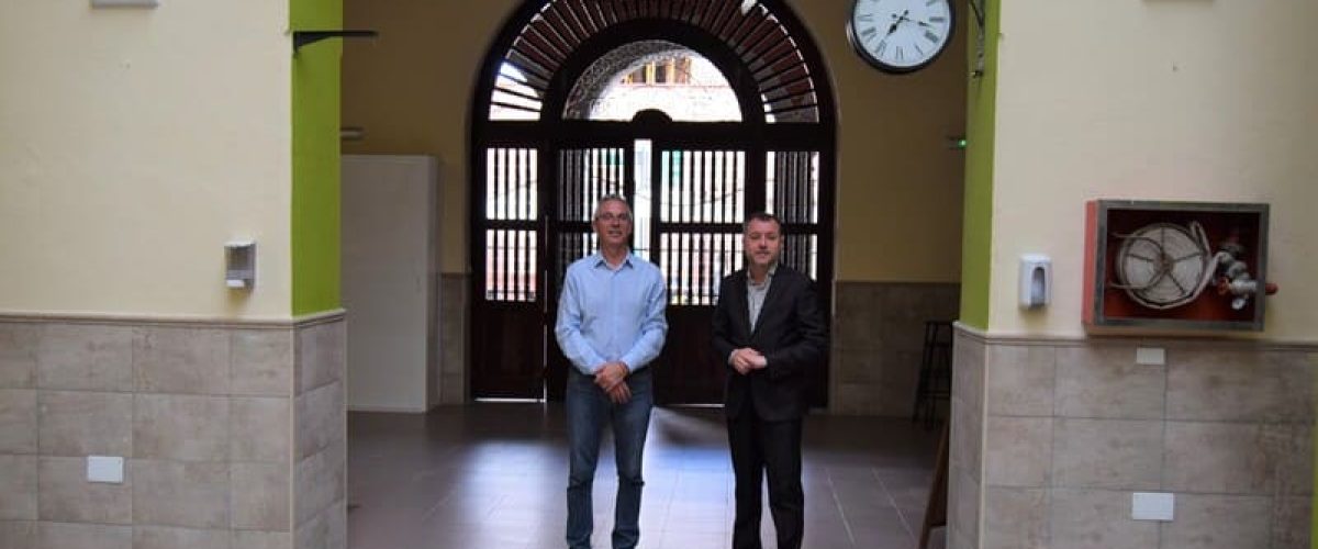 Teodoro Sosa y TIne Martin en la renovada entrada de La Recova 1