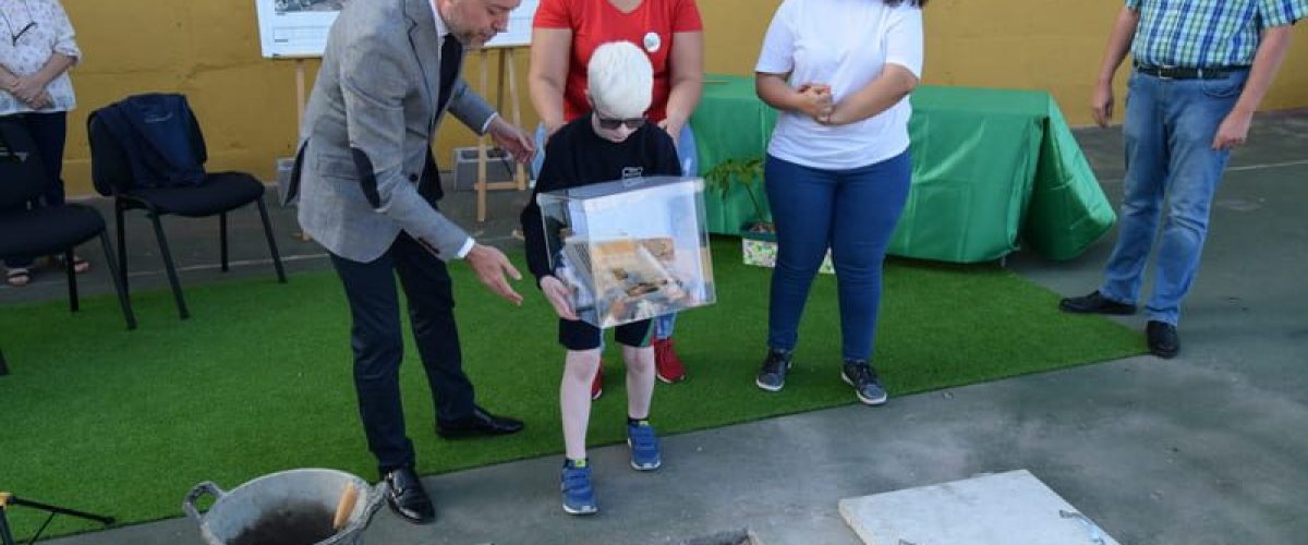 Teodoro Sosa y representantes de la comunidad educativa del centro en la colocacion de la urna en el colegio de Sardina 1