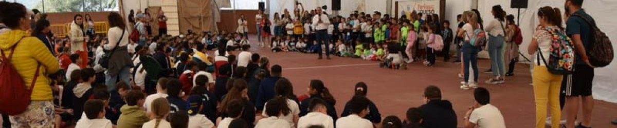 Tine Martín, concejal de Desarrollo Socioeconómico, da la bienvenida a los escolares en la cancha de Caideros (1)
