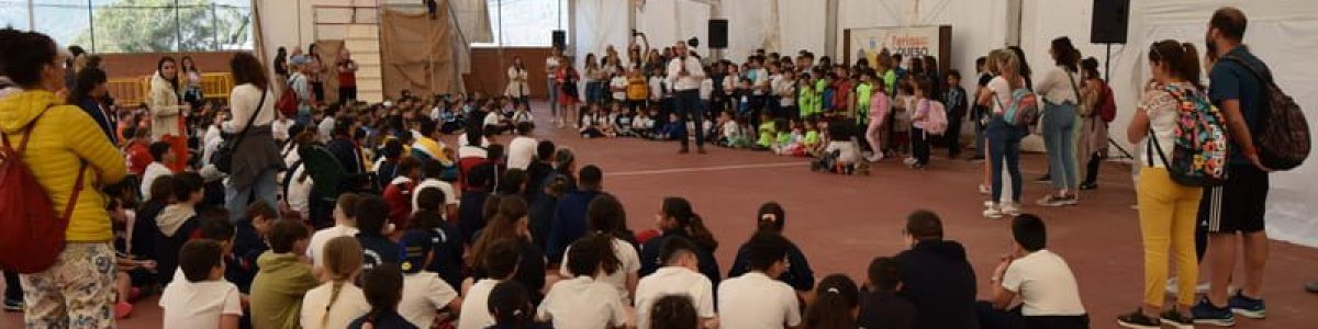 Tine Martín, concejal de Desarrollo Socioeconómico, da la bienvenida a los escolares en la cancha de Caideros (1)