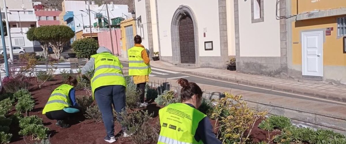 Trabajadores del proyecto Construyendo realizando labores de limpieza en jardines municipales 1 e1678880624784