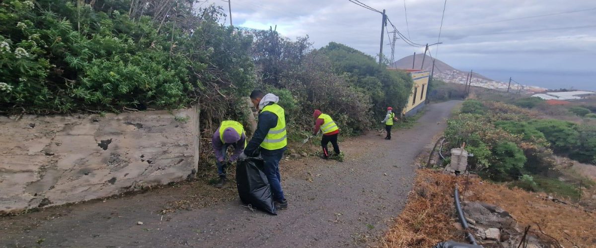 Trabajadores del proyecto Ruralia 2023 acondcionando espacios publicos del municipio 1