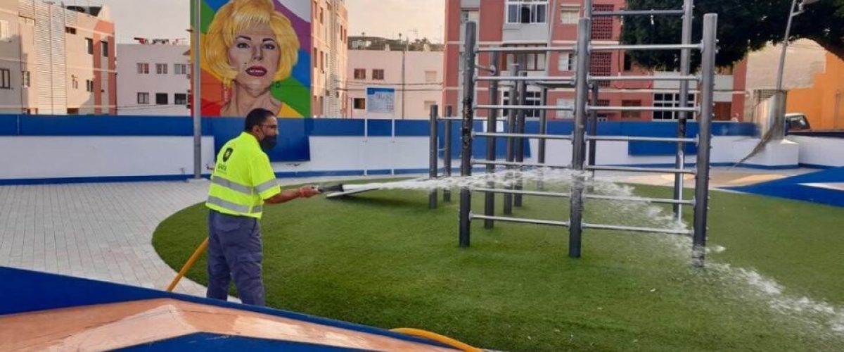 Trabajos de limpienza en los biosaludables de la Plaza de San Roque