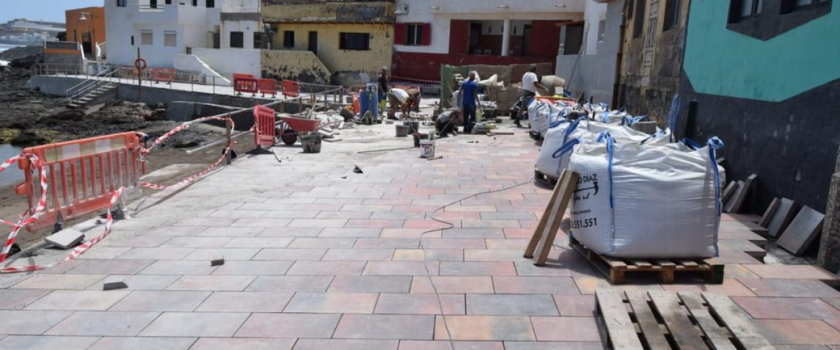 Trabajos de repavimentacion en la Avenida de Los Dos Roques