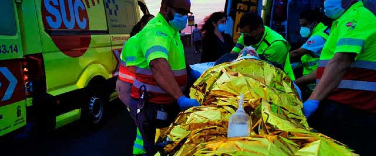 Turistas auxiliados en el Faro de Sardina