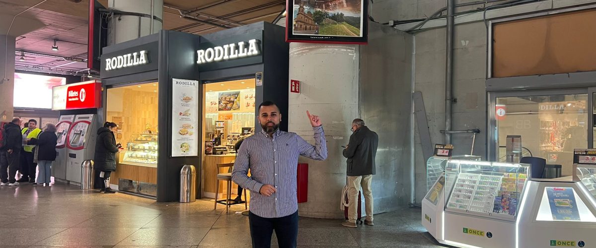 Ulises Miranda Guerra, concejal de Turismo, junto a la promoción de Gáldar en la Estación de Atocha