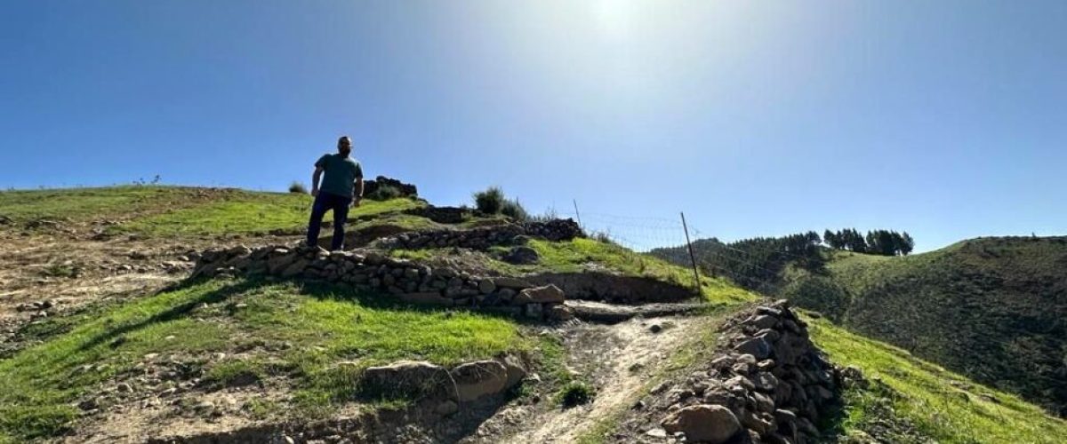 Ulises Miranda comprueba la ejecucion de los trabajos de mejora en el Camino de Santiago scaled