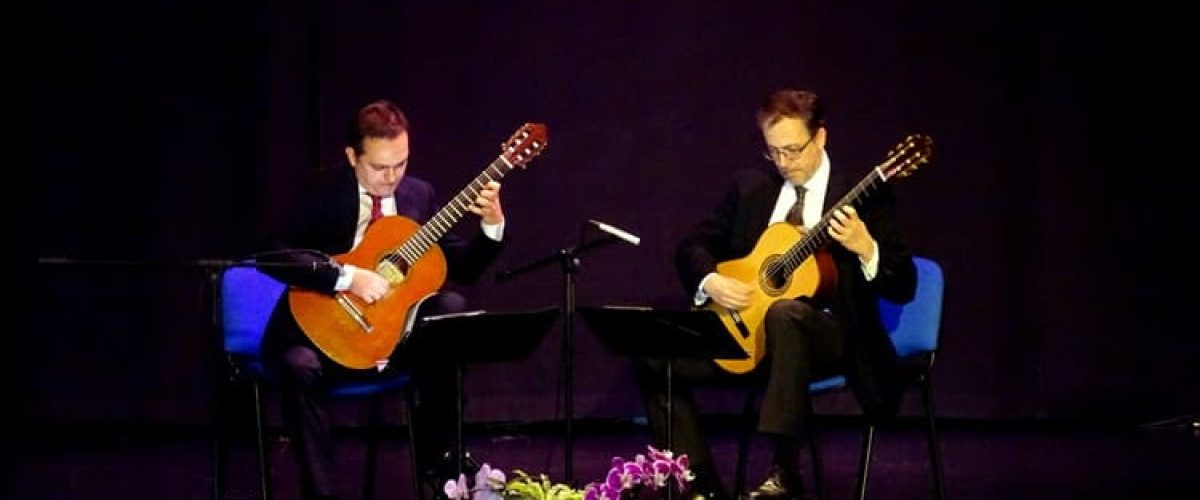 Un momento de la actuacion de Sevilla Guitar Duo este sabado en el Teatro Hesperides de Guia