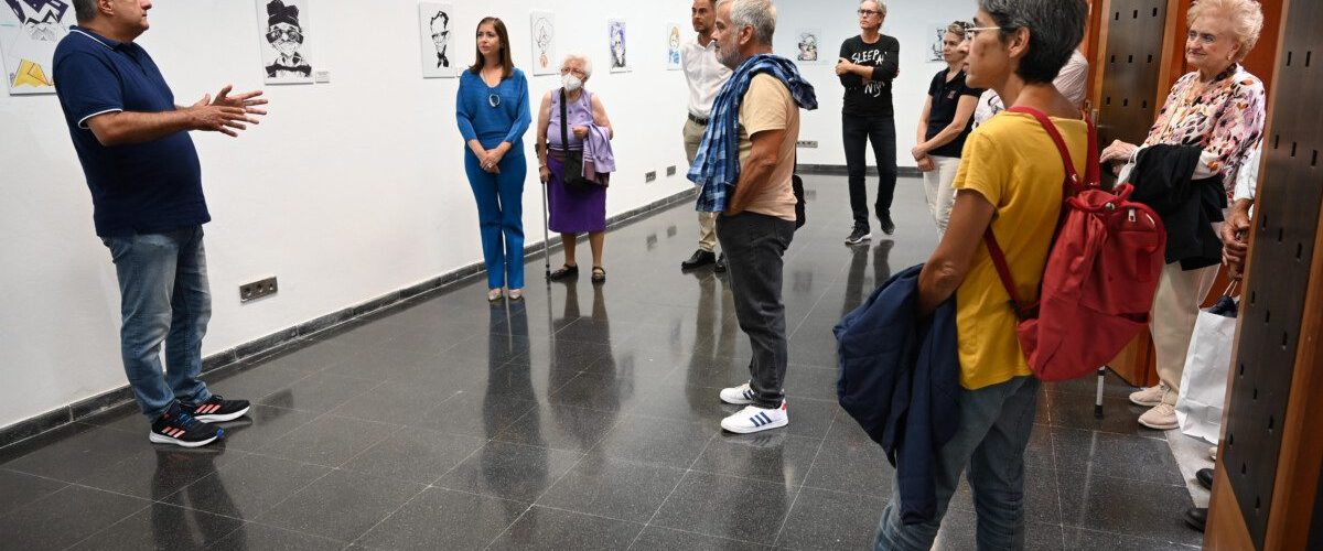 Un momento de la inauguracion de la exposicion Entre caricanarios en la Casa de la Cultura de Guia