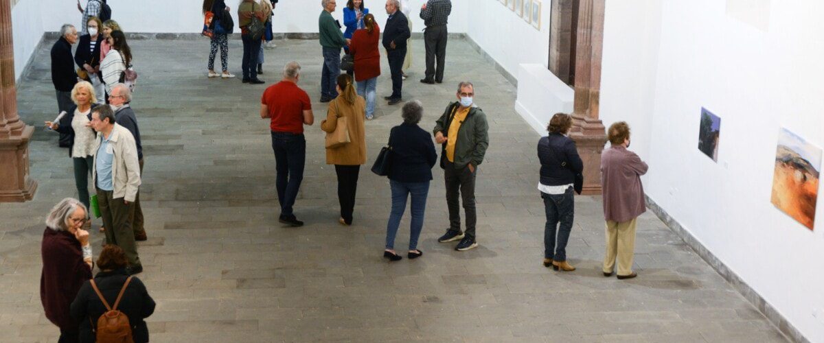 Un momento de la inauguracion de la muestra Geografia Onirica de Juan Guerra en la Casa de la Cultura