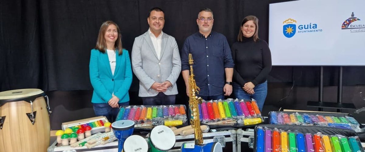 Un momento de la presentacion de los nuevos instrumentos y material adquirido para las Escuelas Artisticas Municipales Ciudad de Guia 2