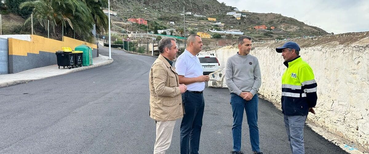 Un momento de la visita a las obras de la carretera de subida a Anzo