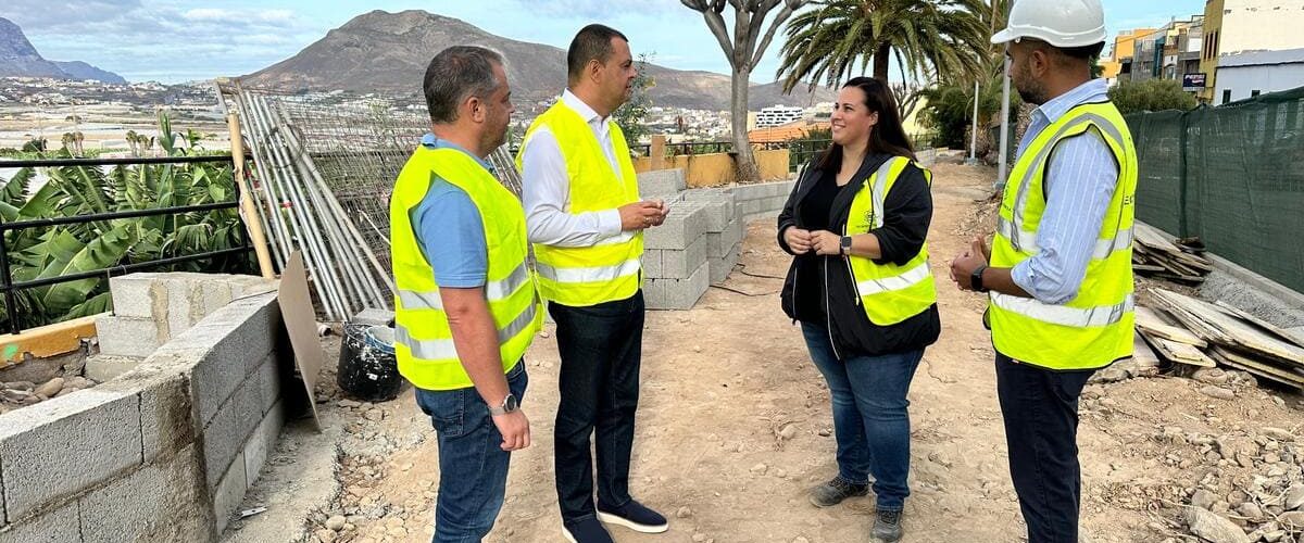 Un momento de la visita a los trabajos de la avenida Doctor Chil, en Becerril