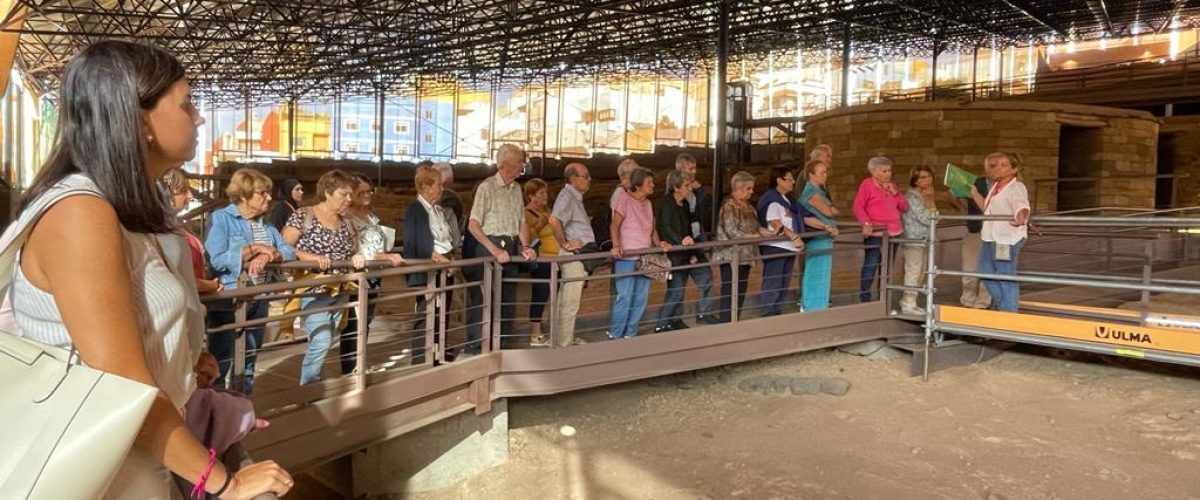 Un momento de la visita al Museo Arqueologico Cueva Pintada de Galdar