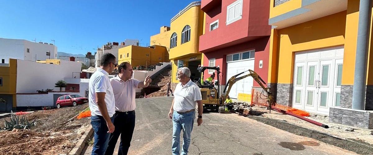 Un momento de la visita de los concejales José Manuel Santana y Juan Jiménez a las obras de La Atalaya.