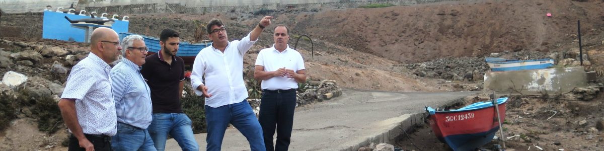 Un momento de la visita de los concejales y los técnicos a Caleta, en la costa guiense. (2)