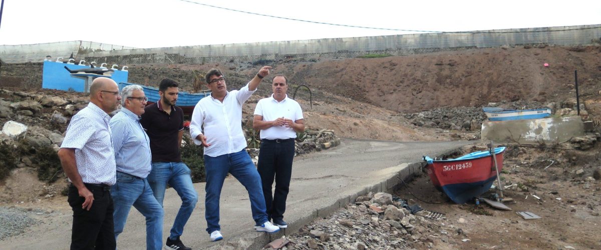 Un momento de la visita de los concejales y los técnicos a Caleta, en la costa guiense. (2)