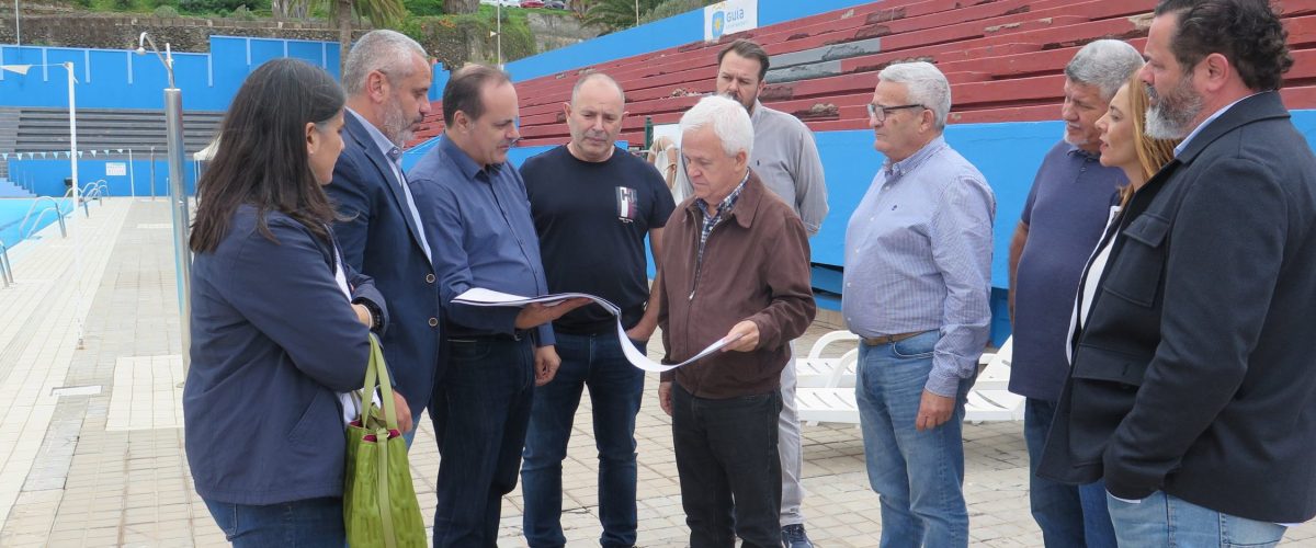 Un momento de la visita de los representantes políticos a las piscinas municipales donde se construirá el nuevo edificio deportivo