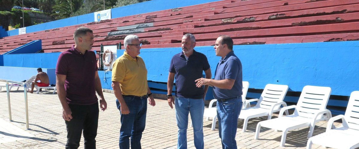 Un momento de la visita del alcalde, Alfredo Gonçalves, y los concejales José Manuel Santana y Juan Jiménez, a las instalaciones de las piscinas municipales