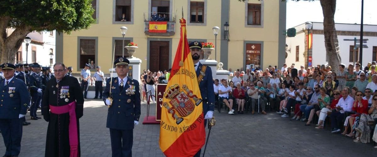 Un momento del acto de Jura de Bandera civil celebrado hoy en Guía (2)