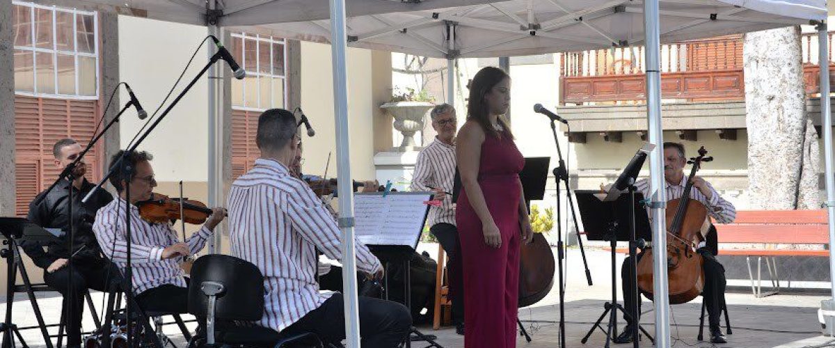 Un momento del concierto del Quinteto Resonancia y la soprano Maite Robaina este domingo en la Plaza Grande de Guia