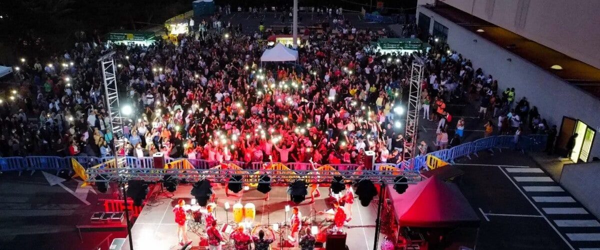 Un momento del espectaculo en la explanada del pabellon municipal