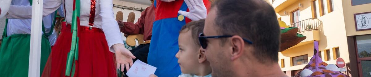 Un niño entrega su carta durante la Cablgata de los Pajes de SSMM los Reyes Magos