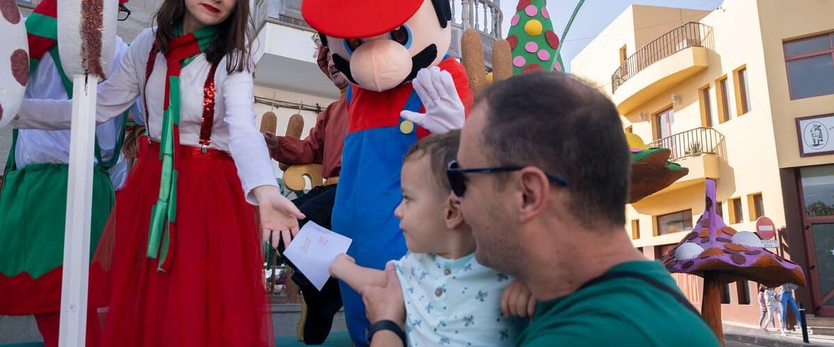 Un nino entrega su carta durante la Cablgata de los Pajes de SSMM los Reyes Magos