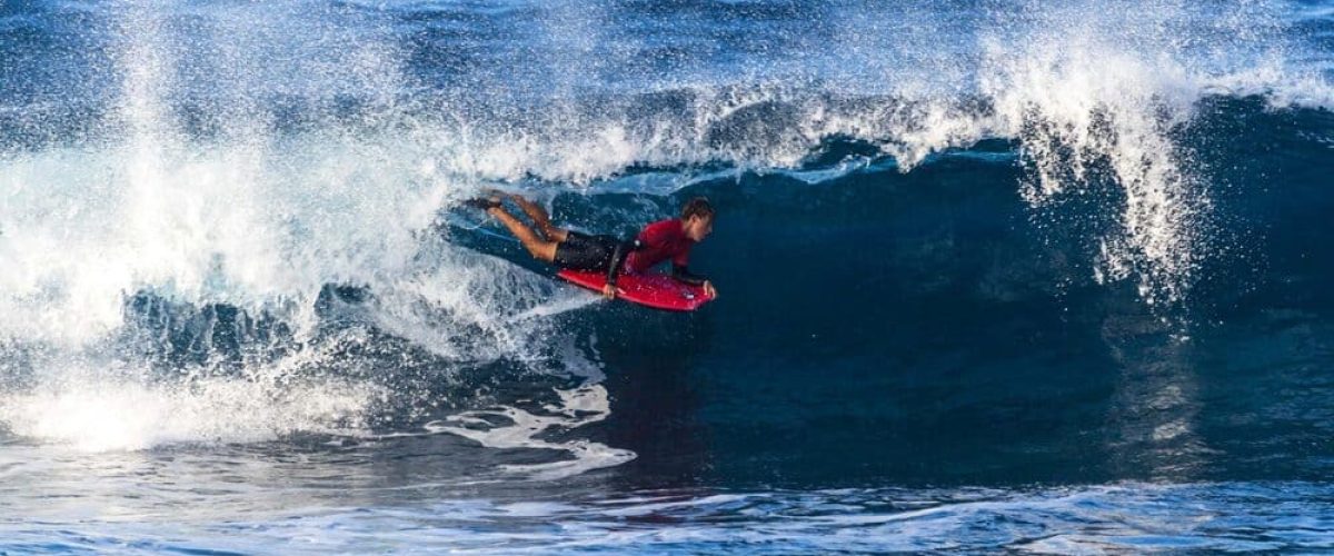 Un rider en la ola de El Fronton 2