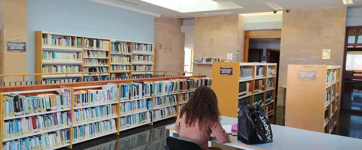 Una de las salas de estudio de la Biblioteca Publica Miguel Santiago