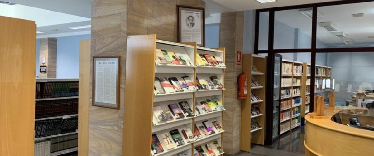 Una parte de las novedades adquiridas se exponen justo a la entrada de la Biblioteca Publica Miguel de Santiago rotated