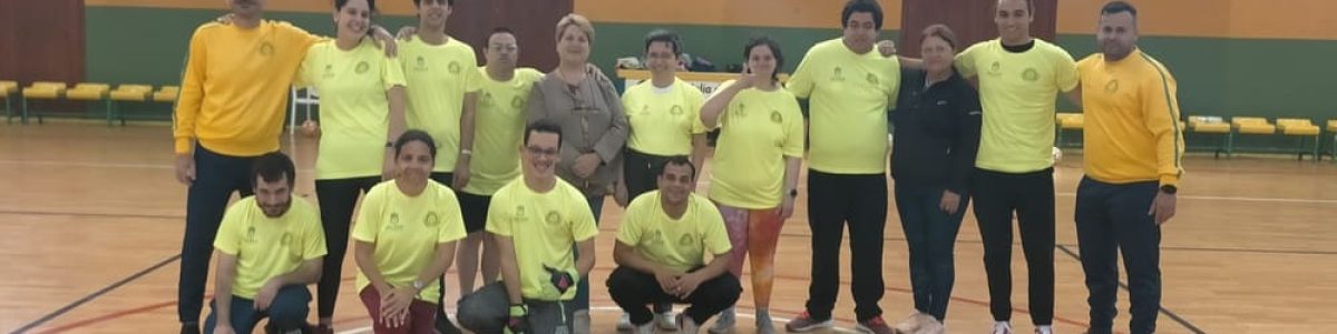 Usuarios del Centro Ocupacional la concejala Ana Teresa Mendoza y colaborares del Galdar Futbol Sala 1