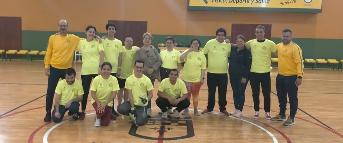 Usuarios del Centro Ocupacional la concejala Ana Teresa Mendoza y colaborares del Galdar Futbol Sala 1