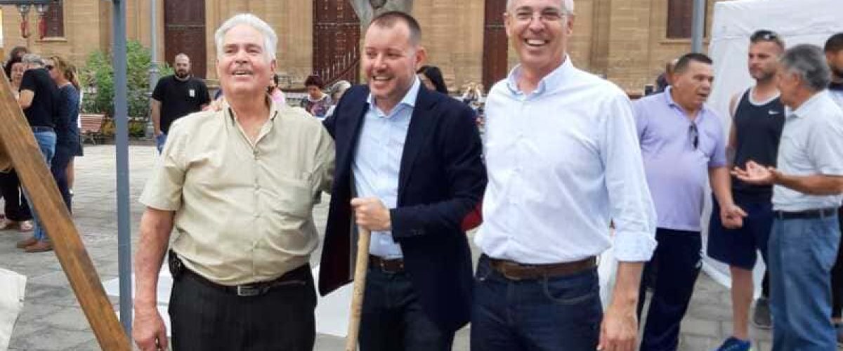 Vicente Montesdeoca a la izquierda con Teodoro Sosa y Tine Martin en la Plaza de Santiago 1