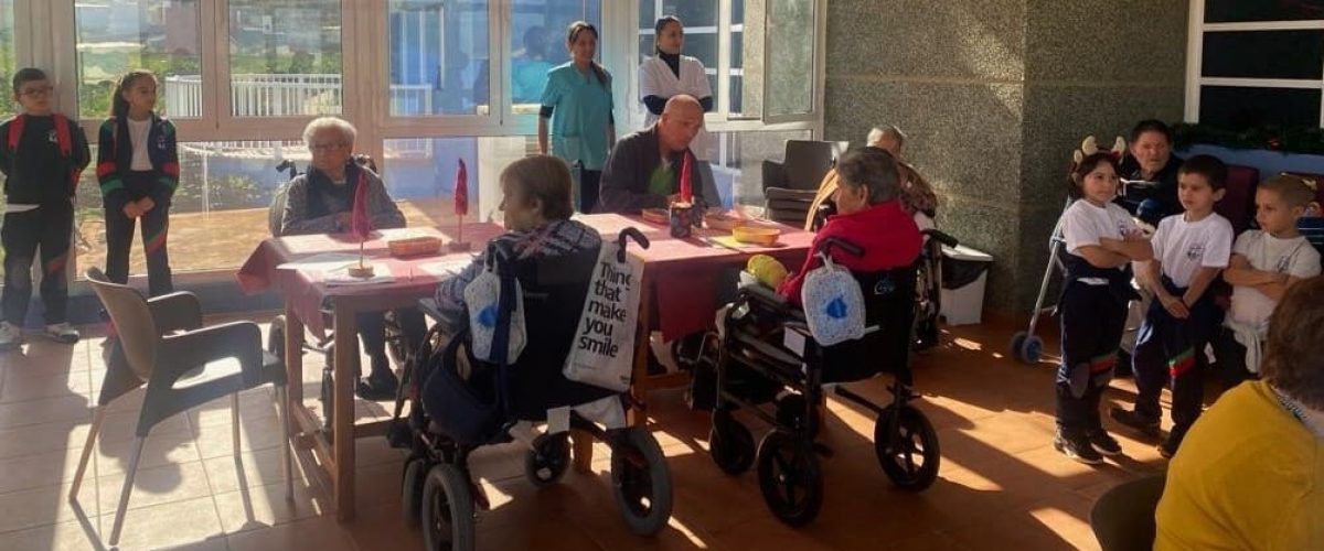 Visita de alumnos del CEIP Sardina a la Residencia Genoveva Perez