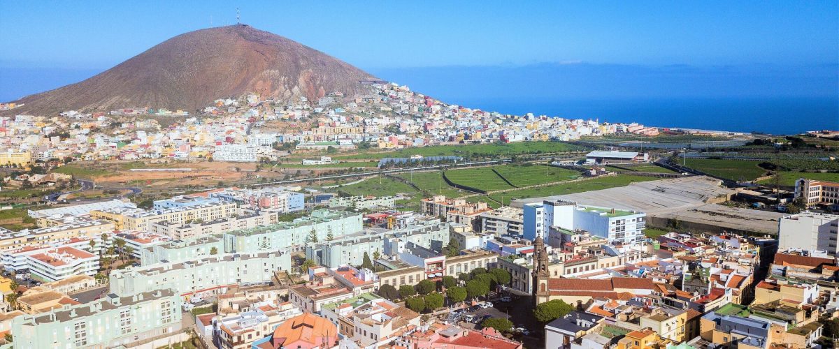 Vista del casco de Guía y al fondo La Atalaya y Becerril