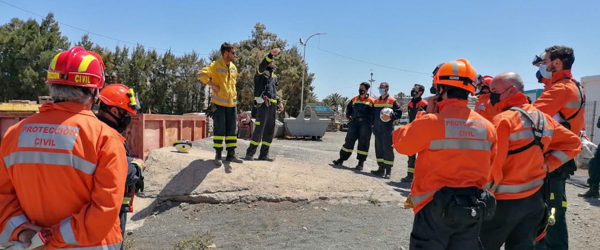 Voluntarios de Protección Civil de Guía participando en una acción formativa en imagen de archivo