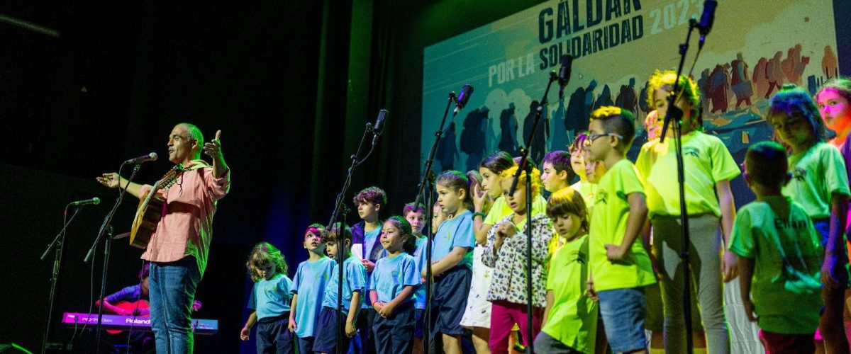 Yeray Rodriguez junto a escolares del municipio en el Centro Cultural Guaires