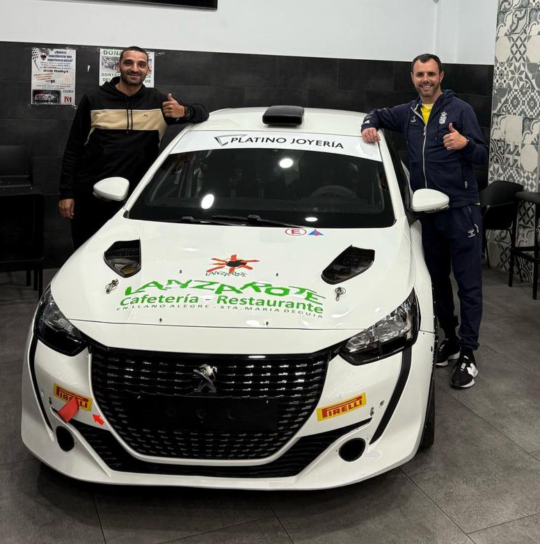 Daniel Medina, piloto de rally, muestra su coche