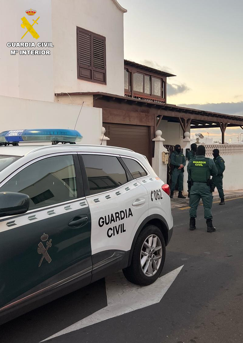 La Guardia Civil desarticula un punto de venta de droga en la localidad de Playa Honda tras la detención de dos individuos