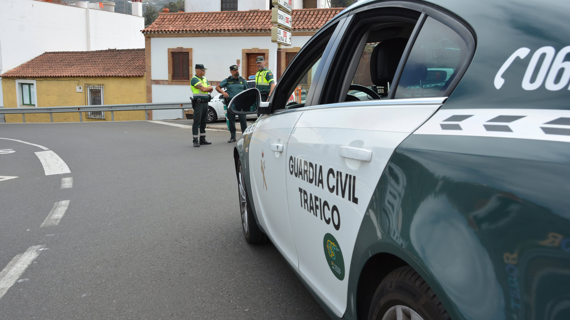 La Guardia Civil investiga por un delito de conducción temeraria al conductor de una guagua en la carretera LZ-2 (Arrecife – Playa Blanca), cuando realizaba un adelantamiento con riesgo para la seguridad vial