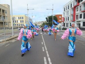 Alegría, colorido y fantasía inundaron hoy las calles de Guía en la Gran Cabalgata Escolar de Carnaval